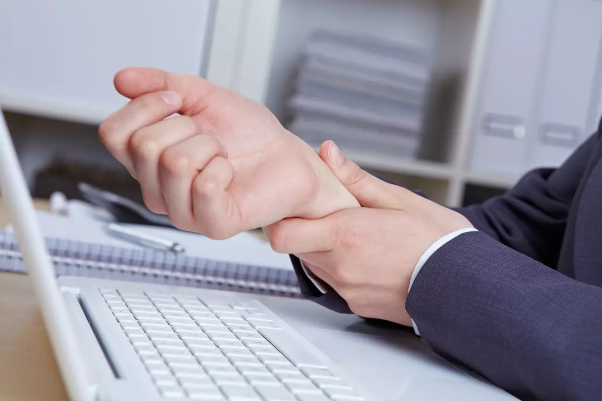 cómo reducir las bajas laborales por dolor lumbar en empresas LONGTAILS SECUNDARIAS bajas laborales dolor lumbar absentismo por dolor lumbar prevención dolor lumbar empresas dolor lumbar trabajadores reducir bajas musculoesqueléticas dolor espalda trabajo oficina prevención lesiones lumbares empresa ergonomía dolor lumbar dolor lumbar laboral salud musculoesquelética empresas 